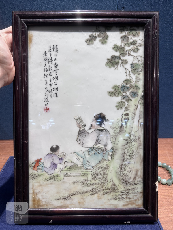1932年作 徐天梅粉彩桐荫读书图瓷板 - 图2